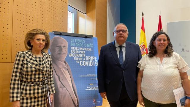 Alejandro Vázquez Ramos, consejero de Sanidad, acompañado de Sonia Tamames, directora general de salud pública, presentan la campaña de vacunación para este curso 2024-2025.