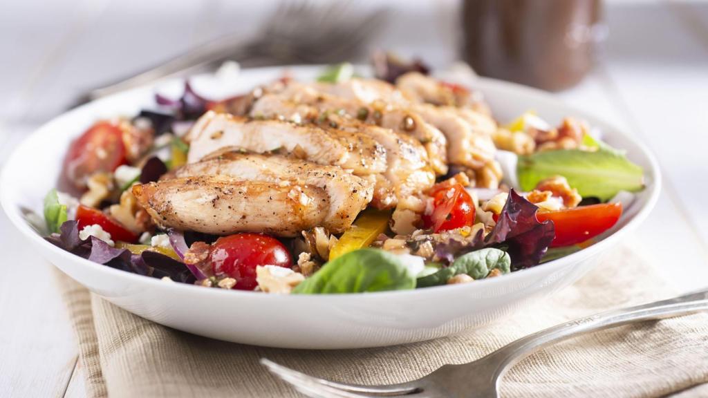 Ensalada de pollo a la plancha con quinoa y vegetales asados.