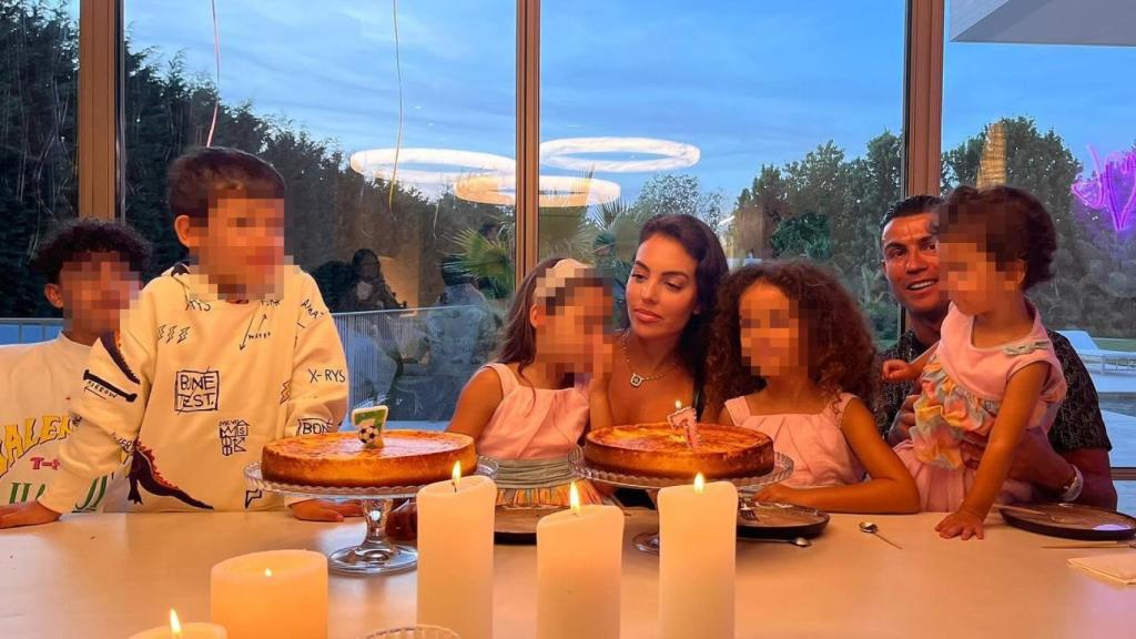 Georgina Rodríguez y Cristiano Ronaldo junto a sus hijos.