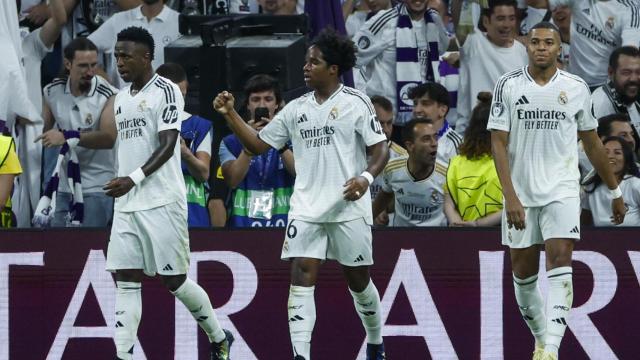 Vinicius, Endrick y Mbappé celebran el último gol del Real Madrid.