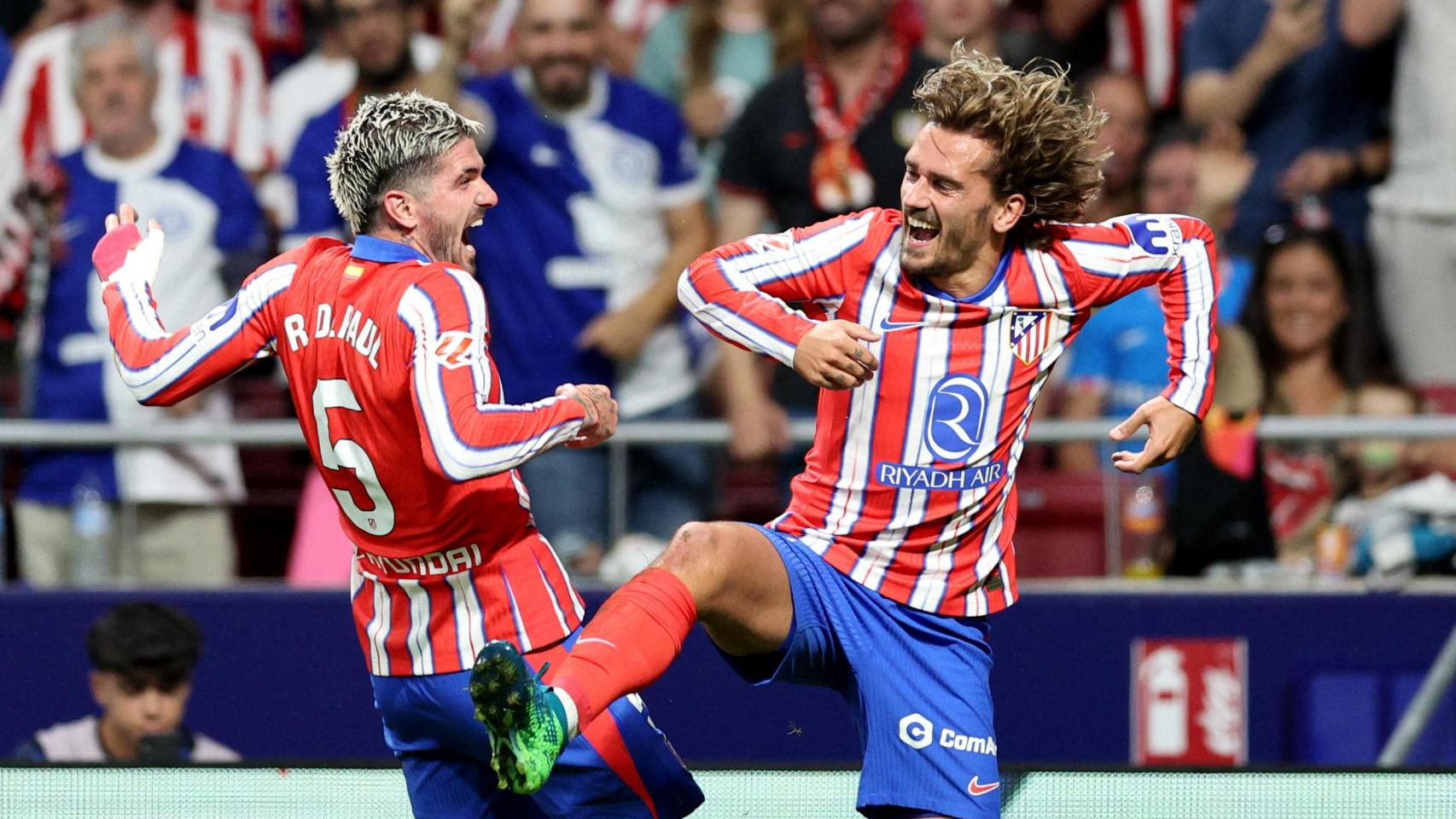 Rodrigo de Paul y Griezmann celebran un gol.