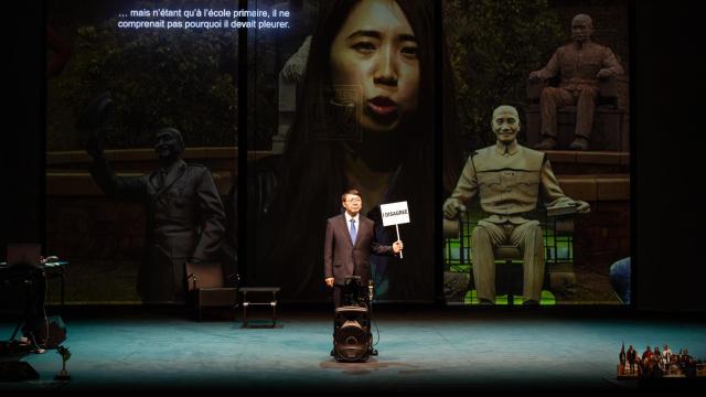 El exdiplomático David Chienkuo Wu, en una escena de la obra. Foto: Claudia Ndebele