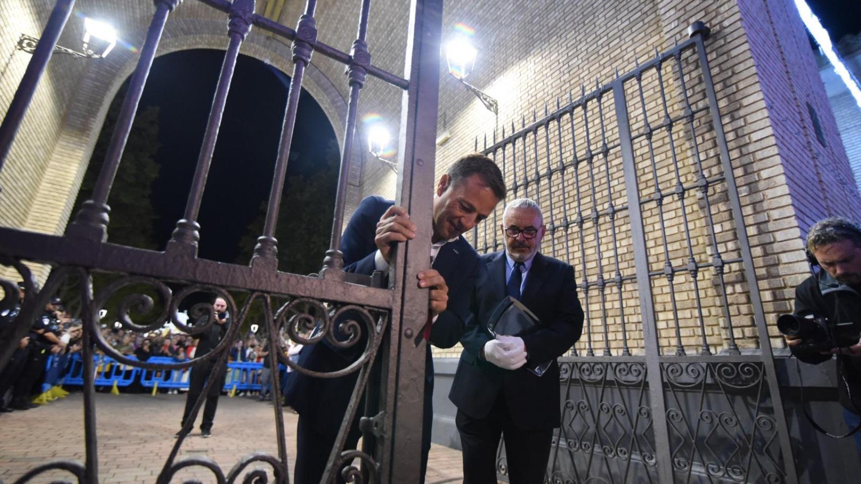 El alcalde de Albacete, Manuel Serrano, cierra la Puerta de Hierros de la Feria 2024.