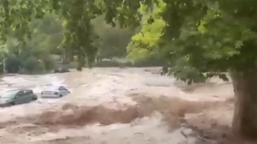 Varios vehículos arrastrados por la fuerza del agua en Alcalá del Júcar (Albacete).