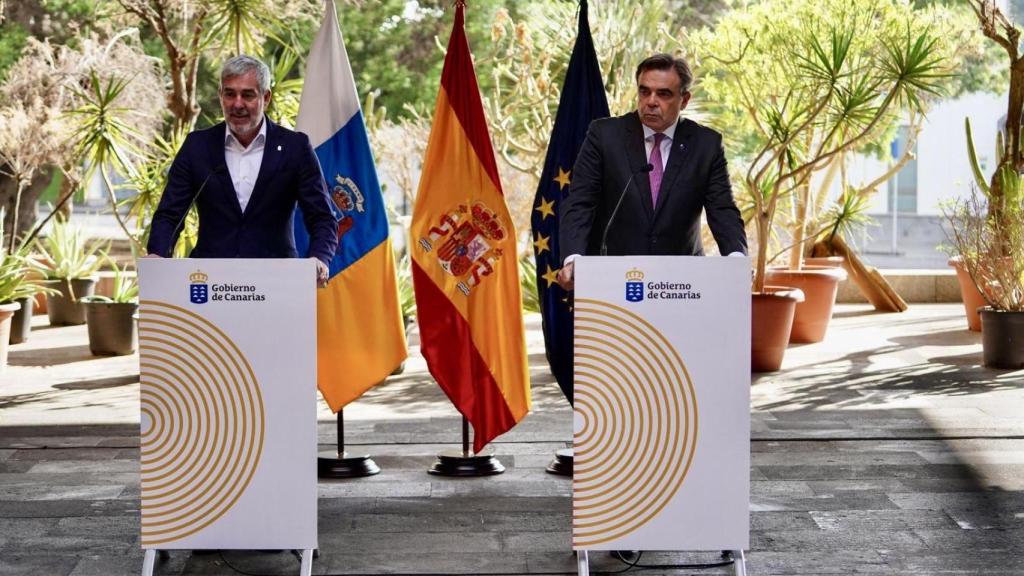 El presidente de Canarias, Fernando Clavijo, y el vicepresidente de la Comisión, Margaritis Schinas, durante su rueda de prensa de este miércoles