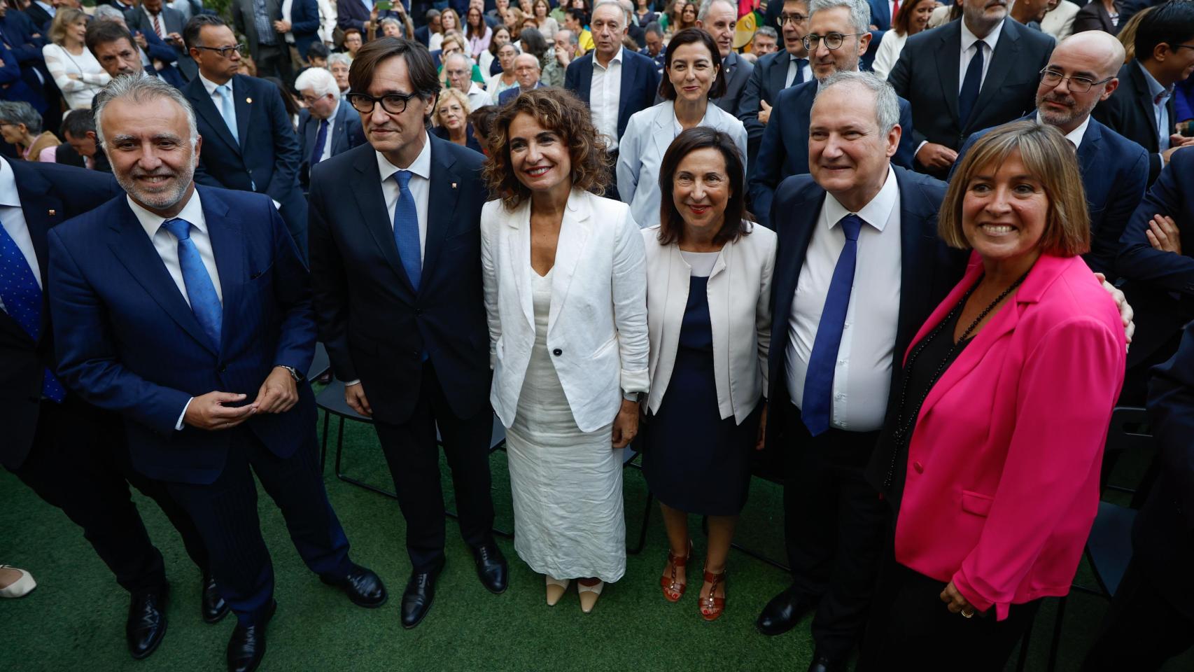 El ministro de Política Territorial, Ángel Víctor Torres; el presidente de la Generalitat, Salvador Illa; la titular de Hacienda, María Jesús Montero; la de Defensa, Margarita Robles; el de Industria, Jordi Hereu; y la delegada del Gobierno en Cataluña, Núria Marín.