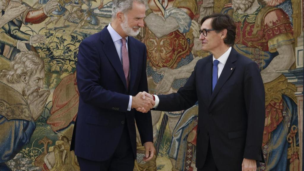 VÍDEO | Felipe VI recibe a Salvador Illa en Zarzuela: 9 años después, un despacho del Rey con un 'president'