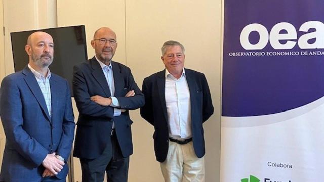 Los expertos en Economía miembros del Observatorio Económico de Andalucía Diego Martínez López, Francisco Ferraro y Rafael Salgueiro durante la presentación del estudio.