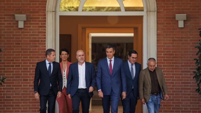 El presidente de Cepyme, Gerardo Cuerva, la ministra de Inclusión, Seguridad Social y Migraciones, Elma Saiz, el secretario general de CCOO, Unai Sordo, el presidente del Gobierno, Pedro Sánchez, el presidente de la CEOE, Antonio Garamendi, y el secretario general de UGT, Pepe Álvarez.