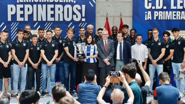 El alcalde y la presidenta de la Comunidad de Madrid junto a los jugadores celebrando su ascenso a primera división.