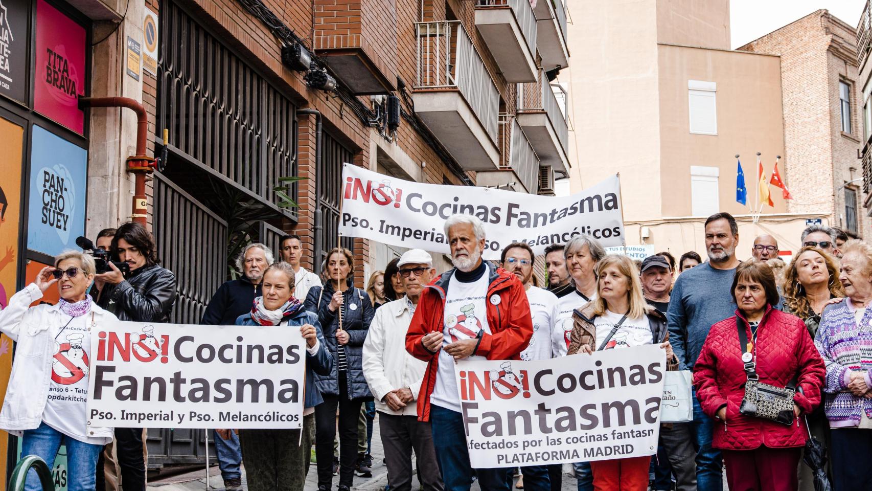 Un grupo de personas durante una manifestación en contra de las cocinas fantasma ('dark kitchen'), a 21 de mayo de 2023.