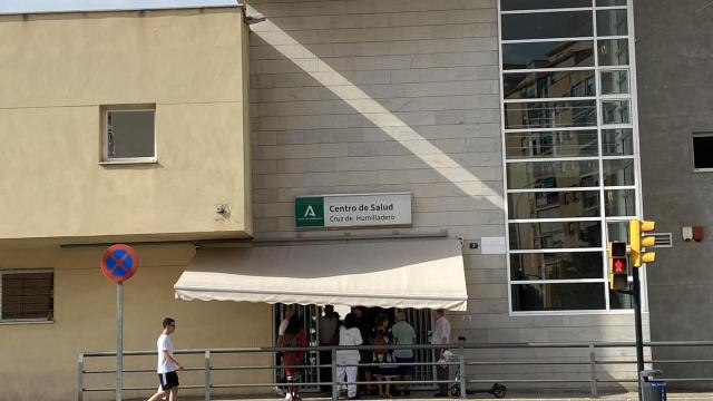 Personas esperando a las puertas de un centro de salud de Málaga.