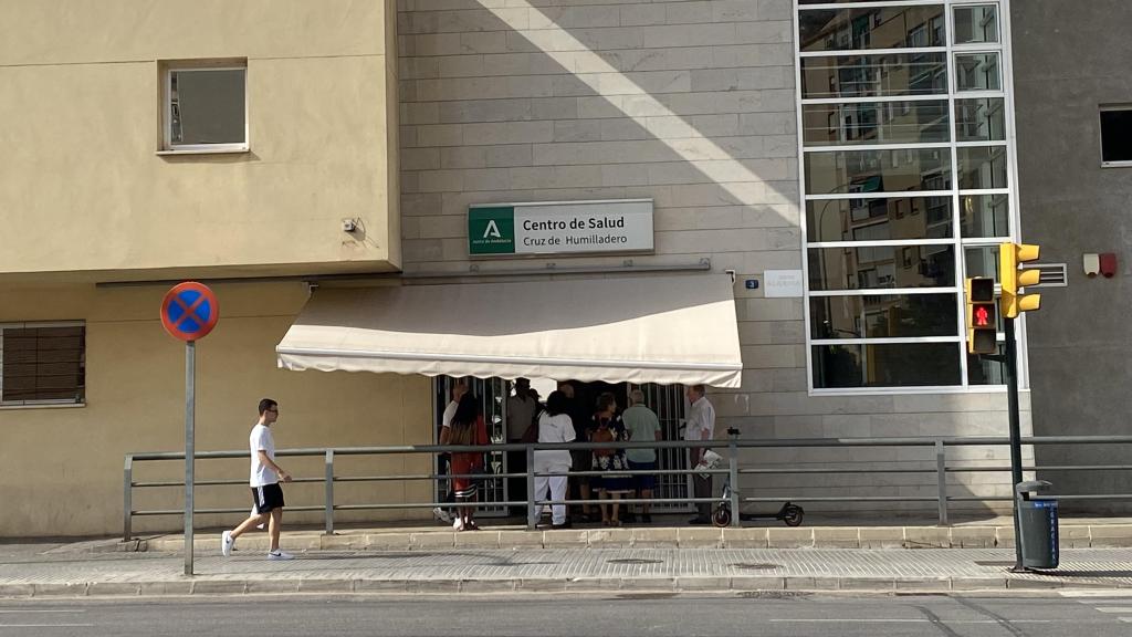 Personas esperando a las puertas de un centro de salud de Málaga.