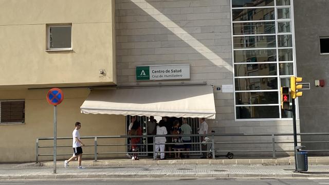 Personas esperando a las puertas de un centro de salud de Málaga.