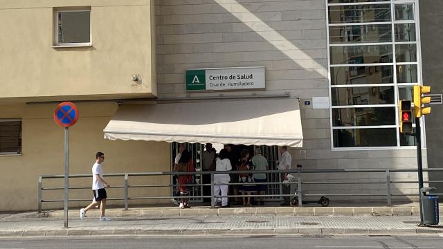 Personas esperando a las puertas de un centro de salud de Málaga.