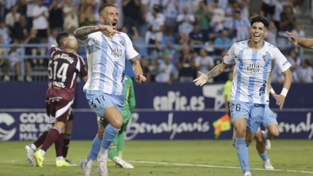 Dioni y  Cordero celebran un gol del primero contra el Albacete en La Rosaleda.