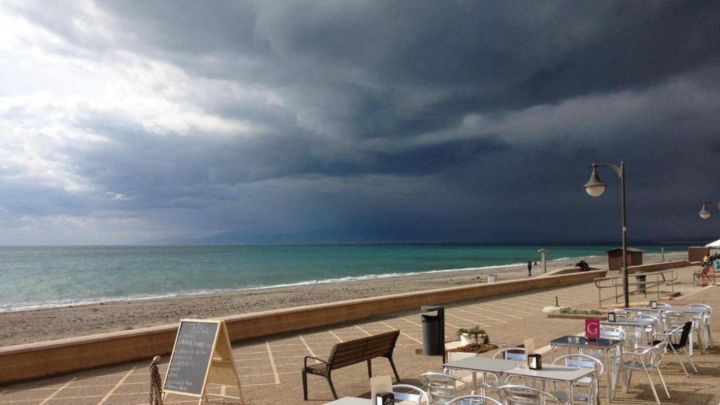 Terraza de La Goleta, en el Cabo de Gata y cerca de la playa.