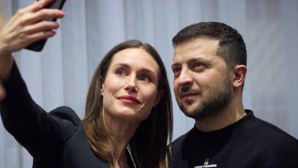 Sanna Marin junto a Zelensky.