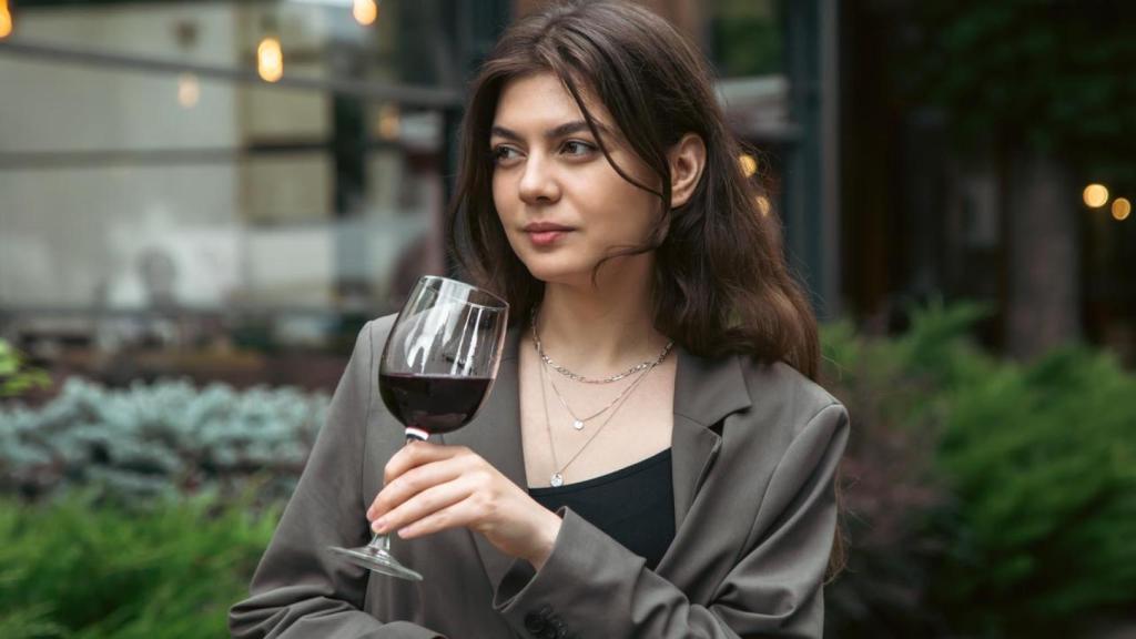 Mujer bebiendo vino.