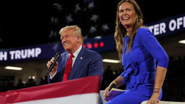 Donald Trump junto a la gobernadora de Arkansas,Huckabee Sanders, en el mitin que ha ofrecido en Michigan.