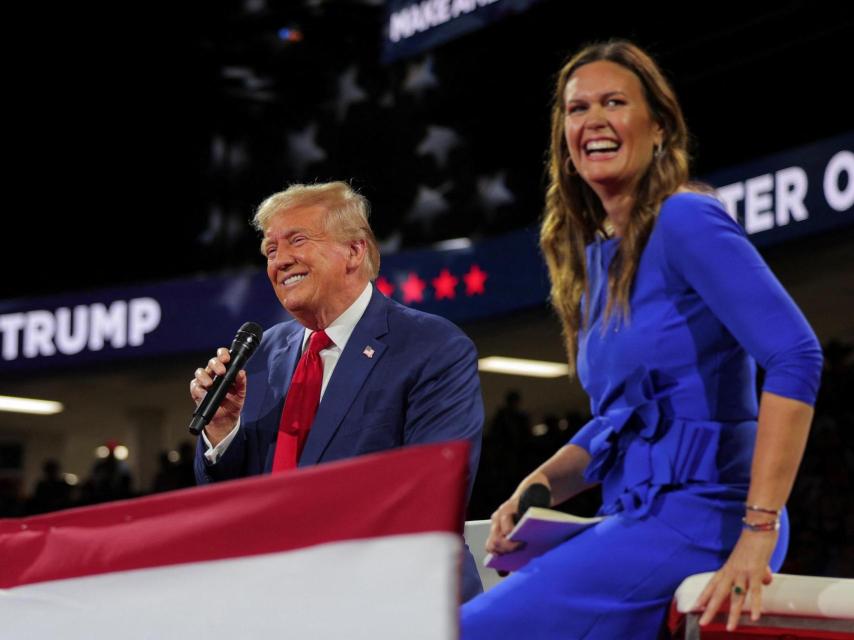 Donald Trump junto a la gobernadora de Arkansas,Huckabee Sanders, en el mitin que ha ofrecido en Michigan.