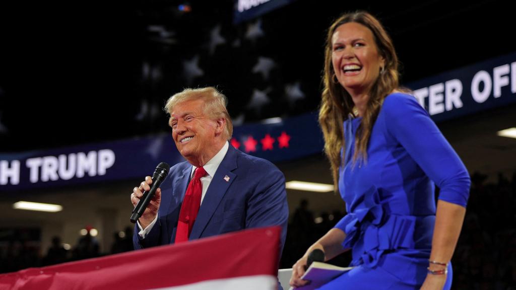 Donald Trump junto a la gobernadora de Arkansas,Huckabee Sanders, en el mitin que ha ofrecido en Michigan.