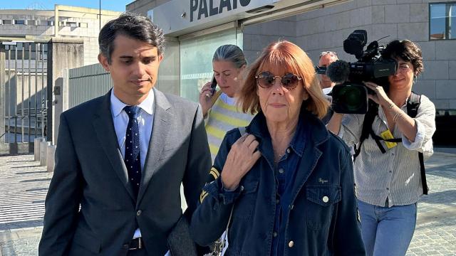 Gisèle Pélicot sale este miércoles del tribunal con su abogado.