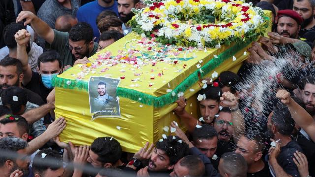 El funeral multitudinario de Abbas Fadel Yassin, cargado de simbología de Hizbolá, en Beirut.