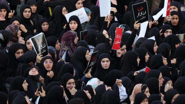 Multitud de mujeres en un funeral por los muertos en los ataques contra Hezbolá.