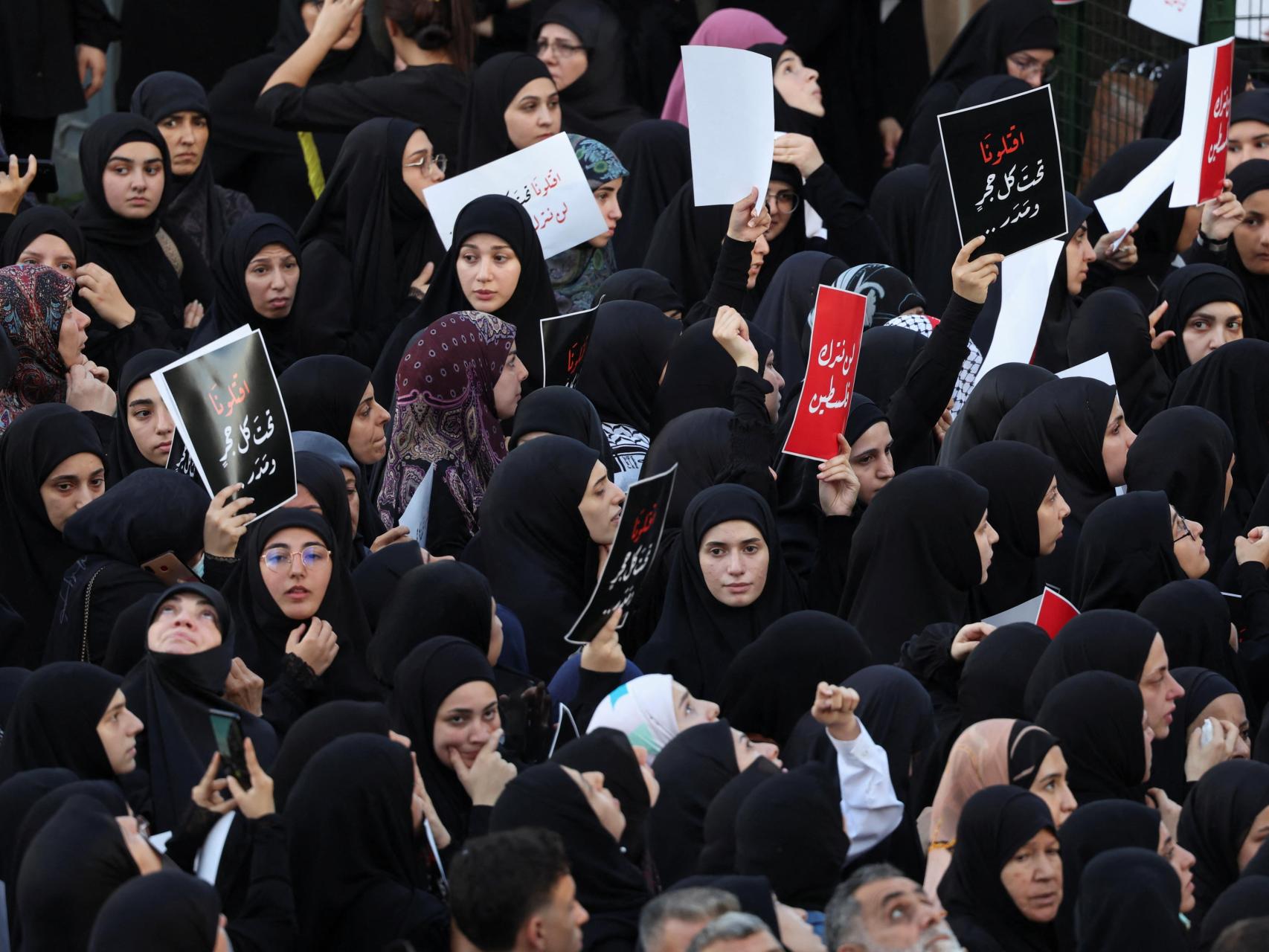 Multitud de mujeres en un funeral por los muertos en los ataques contra Hezbolá.