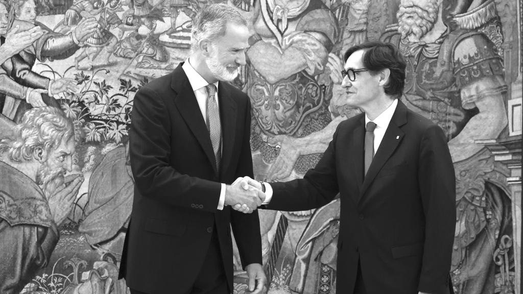 El rey Felipe VI recibe en audiencia al presidente de la Generalitat, Salvador Illa, este miércoles en el Palacio de la Zarzuela.