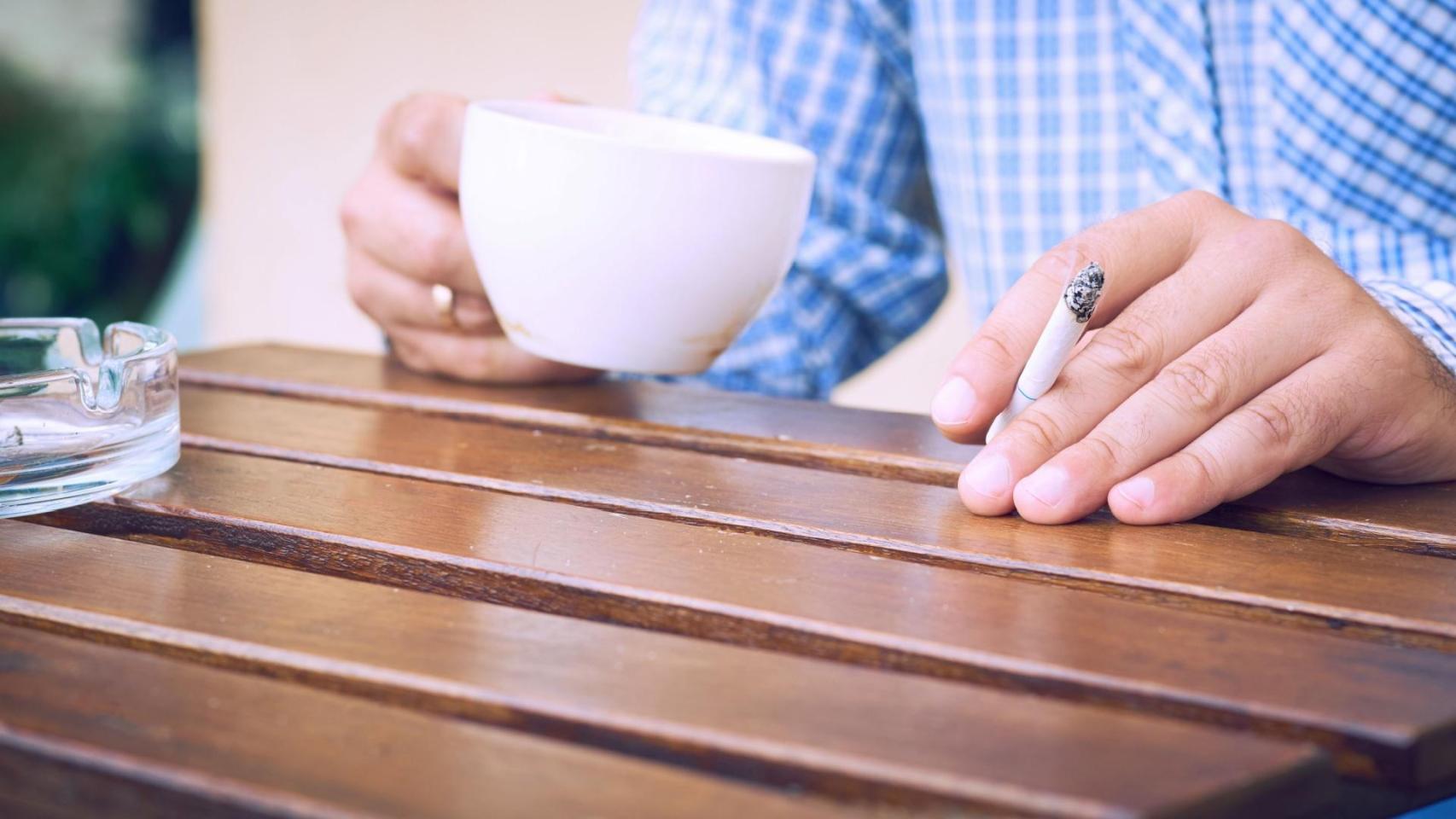 Persona fumando en una terraza