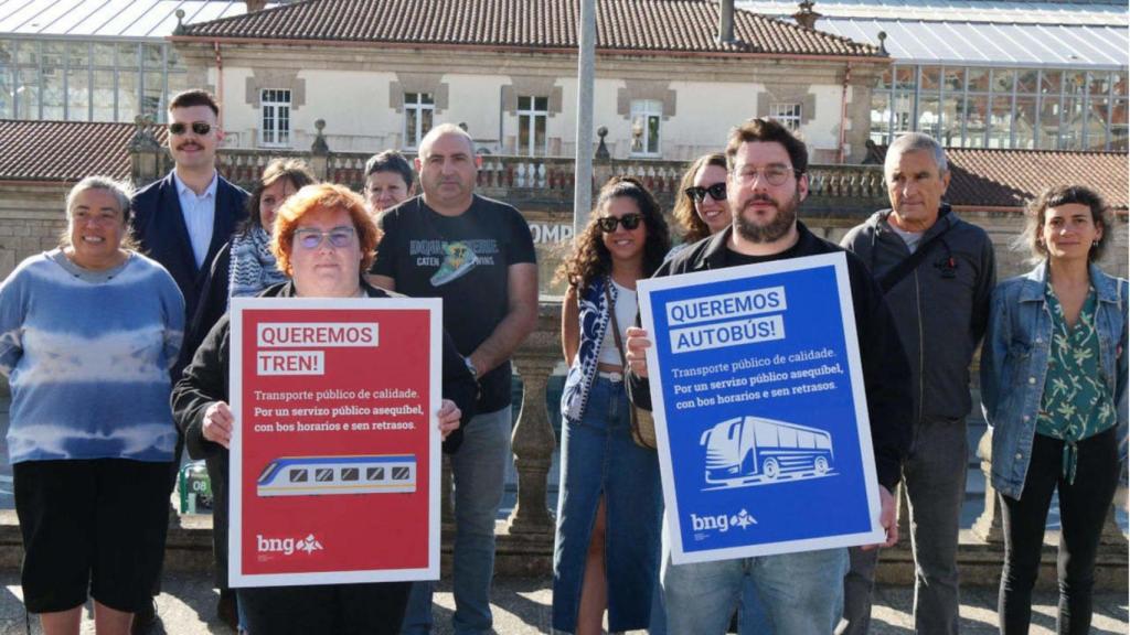 Los diputados del BNG, Paulo Ríos e Iria Carreira, en la estación intermodal de Santiago.