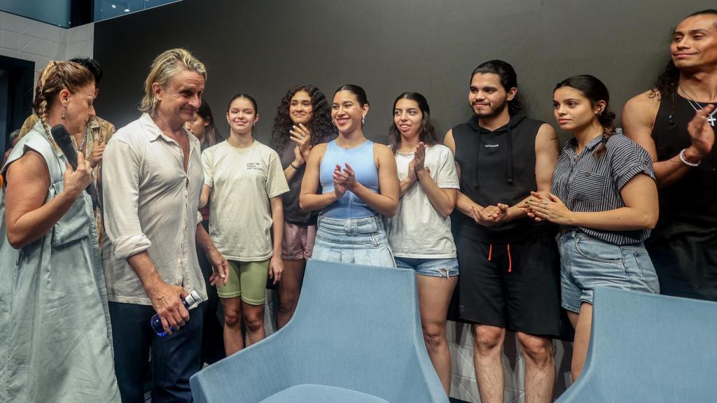 Nacho Cano, con los becarios mexicanos, en su comparecencia pública en julio tras su detención.