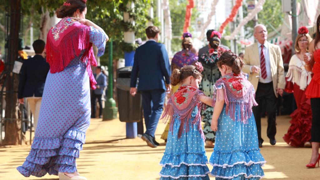 Dos pequeñas flamencas. en el Real de la Feria de Abril.