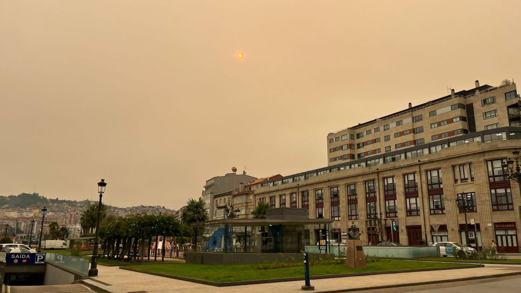 Vigo amanece cubierto del humo de los incendios del norte de Portugal