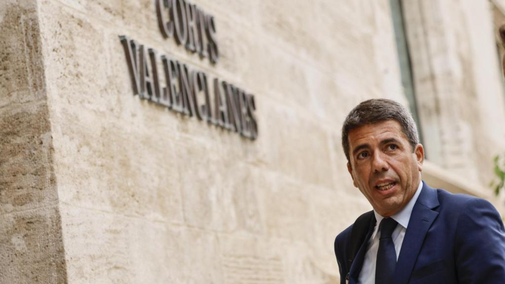 El 'president' de la Generalitat, Carlos Mazón, afronta su primer debate sobre el estado de la Comunitat Valenciana. En la imagen, Mazón a su llegada a Les Corts. Efe / Biel Aliño