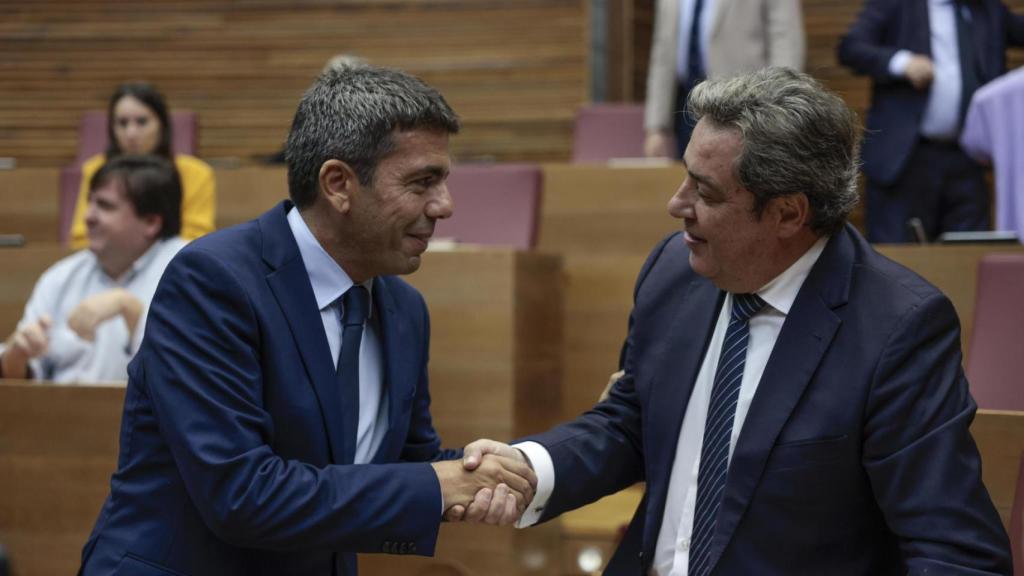 Carlos Mazón y José María Llanos se saludan antes del debate de Política General