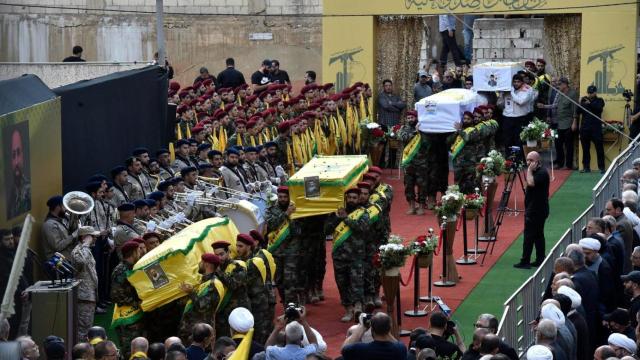 El funeral multitudinario de los muertos por las explosiones de 'buscas' del martes, en Beirut.