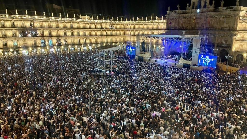 Lleno en el concierto de Camela en la Plaza Mayor