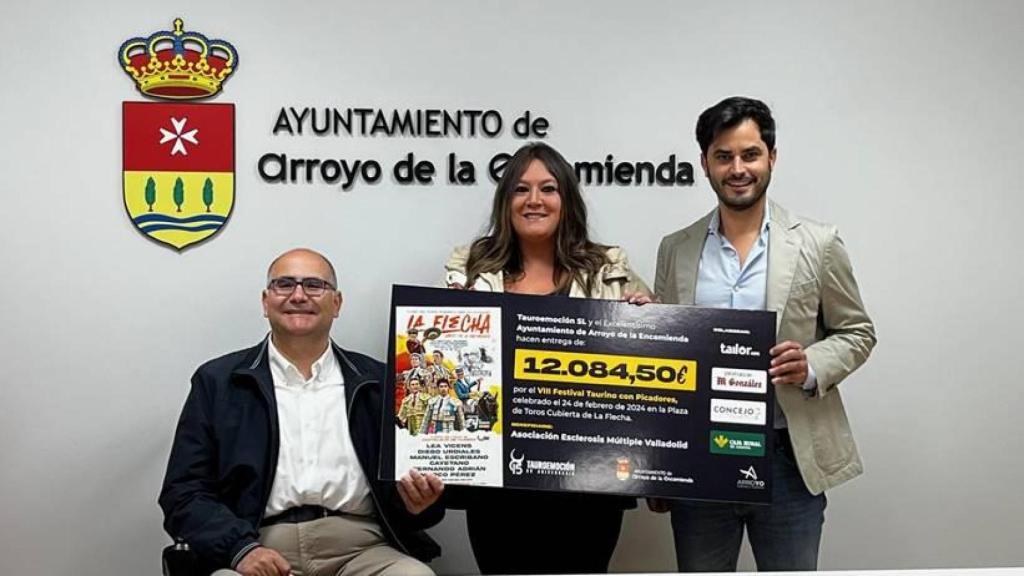 Entrega del chque solidario del Festival Taurino de La Flecha  para la esclerosis múltiple