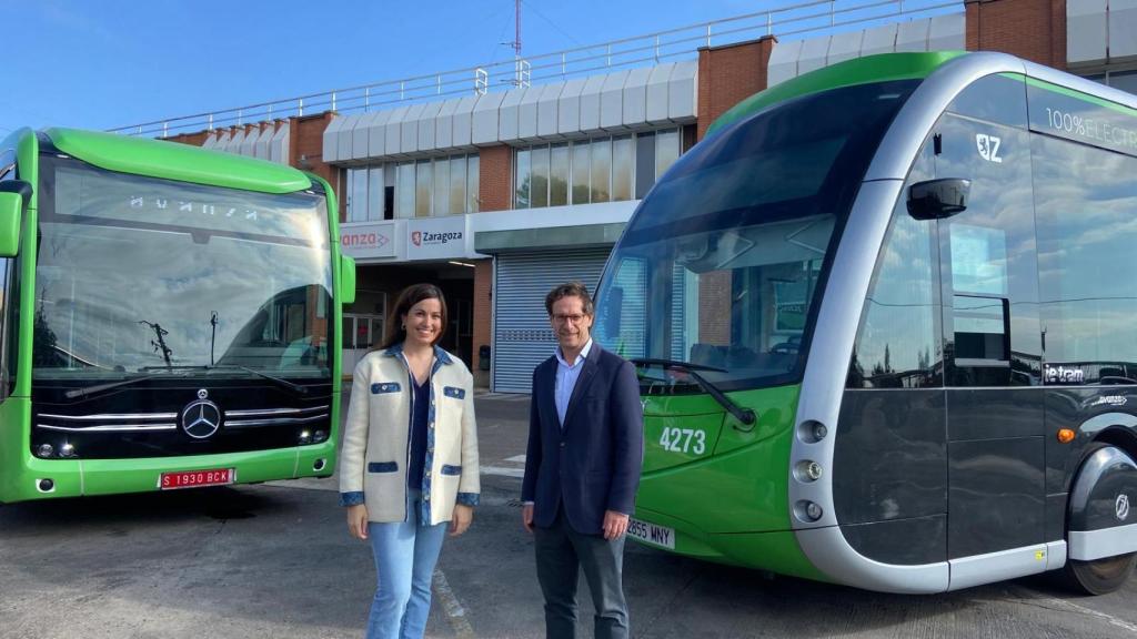 Tatiana Gaudes y Guillermo Ríos en las cocheras de Avanza.