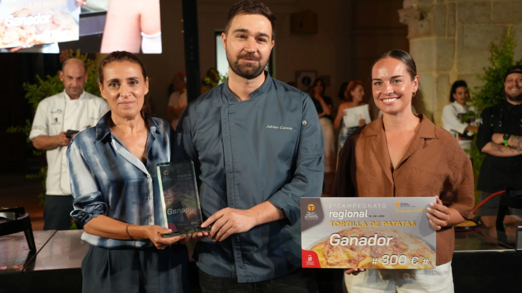 Adrián Cuevas con el premio del concurso.