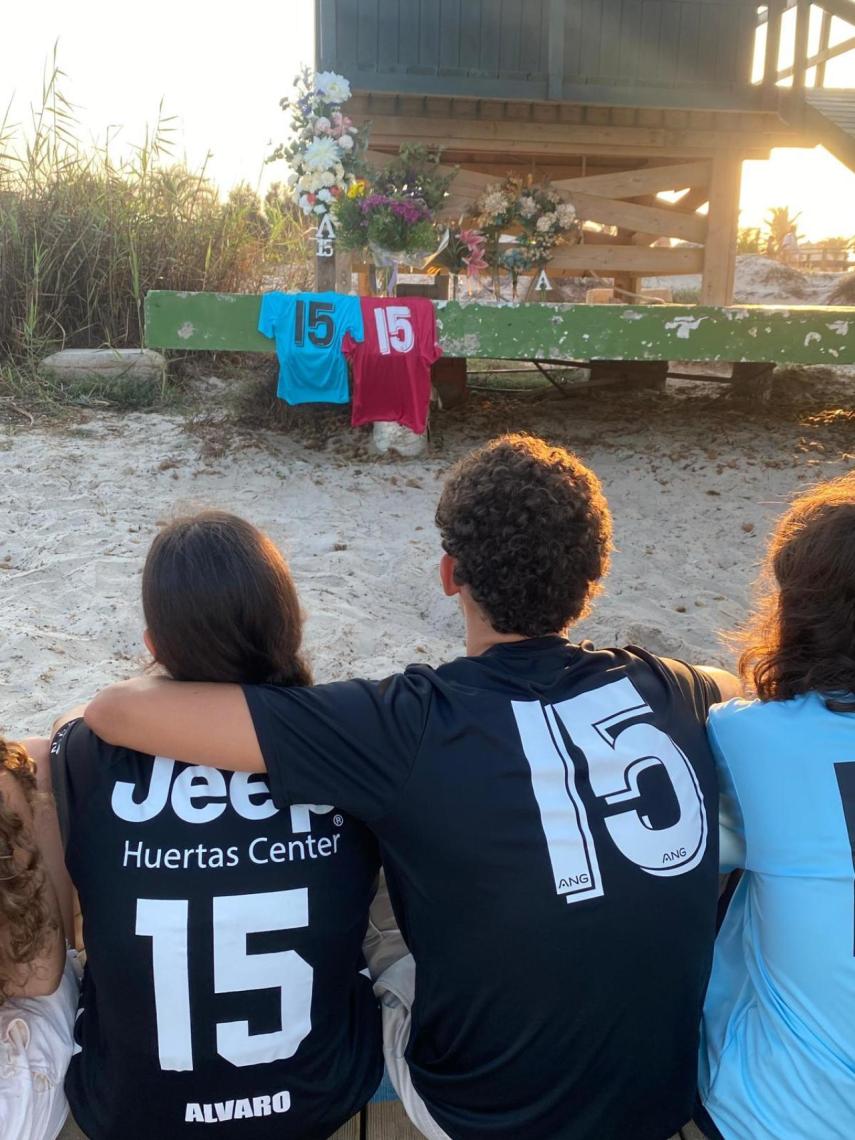 La hermana y el hermano del difunto Álvaro, abrazados, el pasado 2 de agosto, rindiendo un homenaje al adolescente en la caseta de socorrismo que le aplastó en San Pedro del Pinatar.