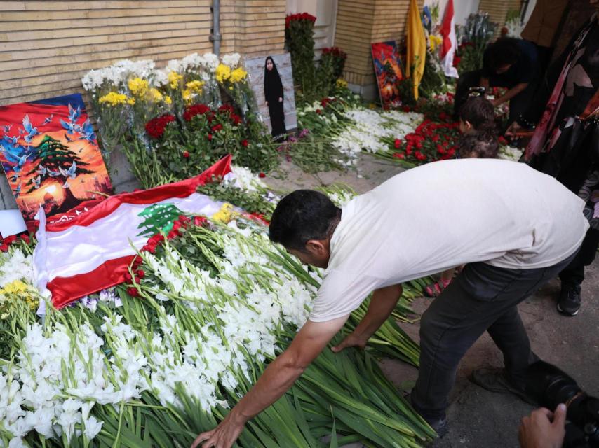 Ciudadanos iraníes dejan flores frente a la Embajada de Irán en El Líbano.