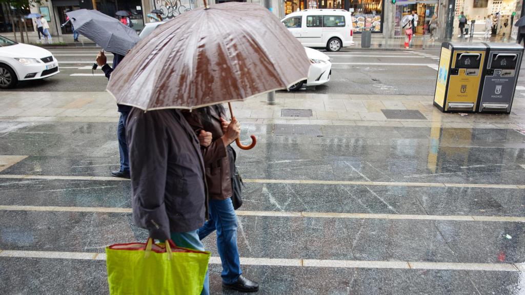 Foto de archivo de dos personas bajo la lluvia.