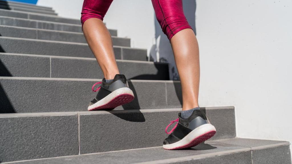 Mujer subiendo escaleras.