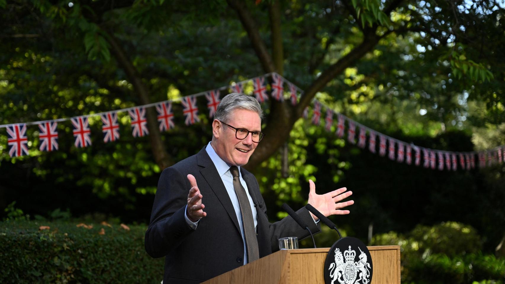 El primer ministro británico, Keir Starmer, pronuncia un discurso en el jardín del número 10 de Downing Street.