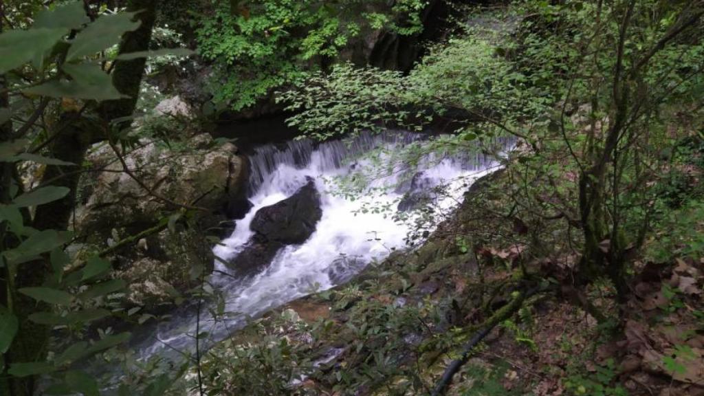 Cascada junto al camino de la Fuente del Francés, Cantabria.