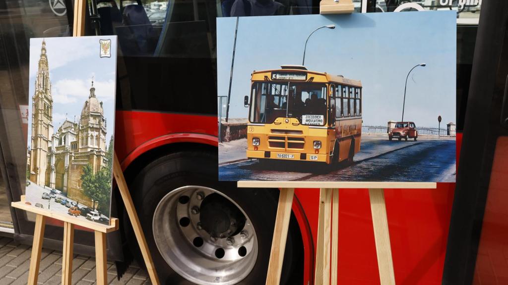 La presentación del nuevo modelo ha venido acompañada de una exposición fotográfica sobre la evolución histórica de los autobuses urbanos en Toledo.